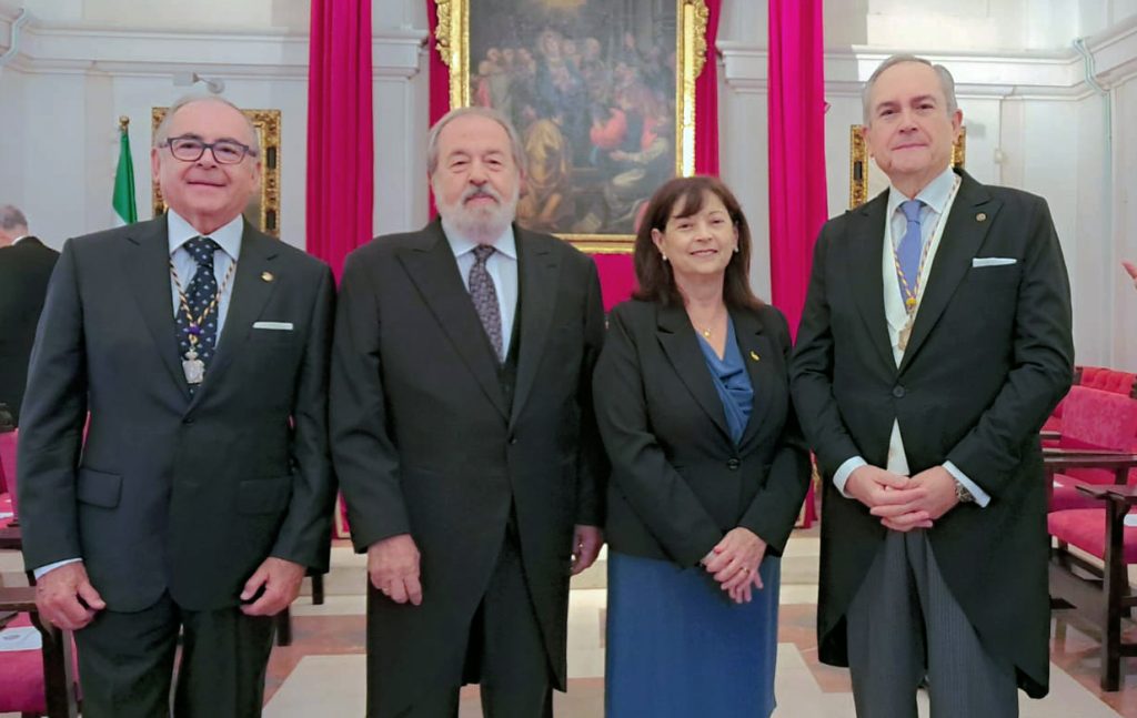 La presidenta del Colegio de Médicos junto al presidente del Colegio de Médicos de Sevilla y el decano de la facultad de Medicina de la Universidad de Sevilla en la Real Academia de Medicina y Cirugía de Sevilla.