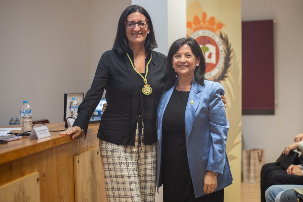 Medalla Colegiada de Honor del Colegio de Médicos de Huelva a la Universidad Huelva rectora Huelva y presidenta Mercedes Ramblado