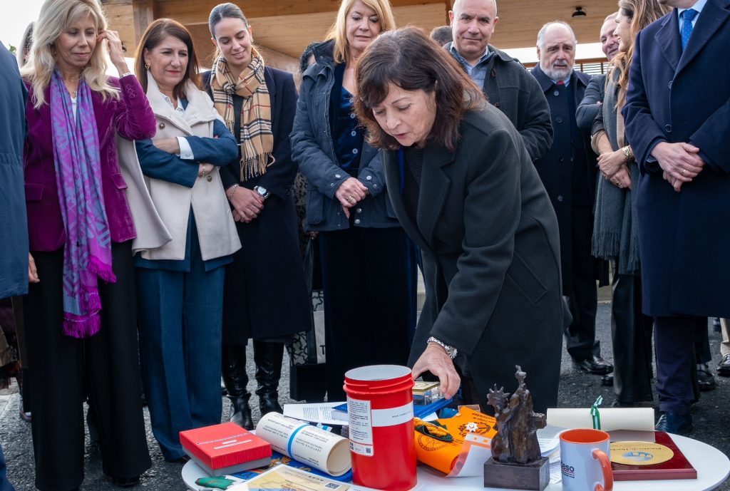 Presidenta Colegio de Medicos de Huelva Mercedes Ramblado, primera piedra simbólica Museo de las Américas Huelva. Entrega de libro y sello del colegio para la cápsula del tiempo. 