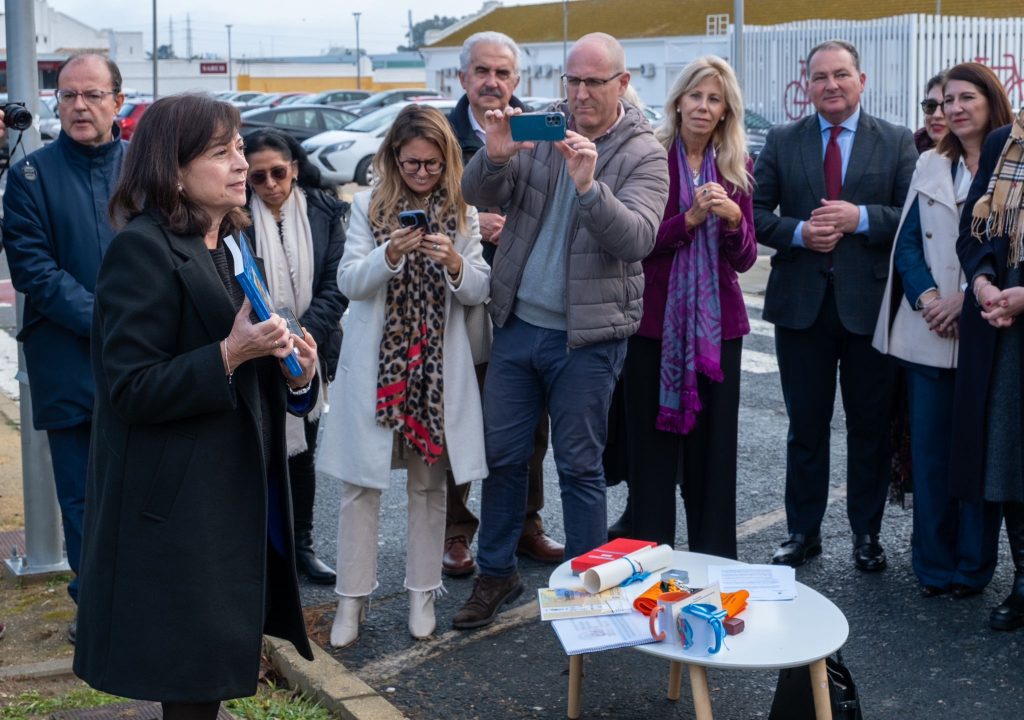 Presidenta Colegio de Medicos de Huelva Mercedes Ramblado, primera piedra simbólica Museo de las Américas Huelva. Entrega de libro y sello del colegio para la cápsula del tiempo. 