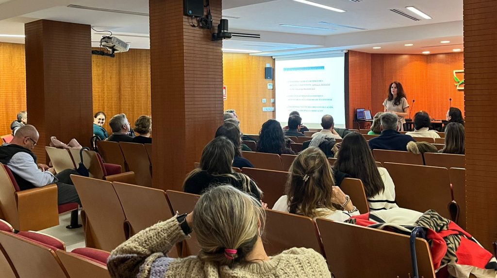 charla colegio farmacéuticos y médicos huelva