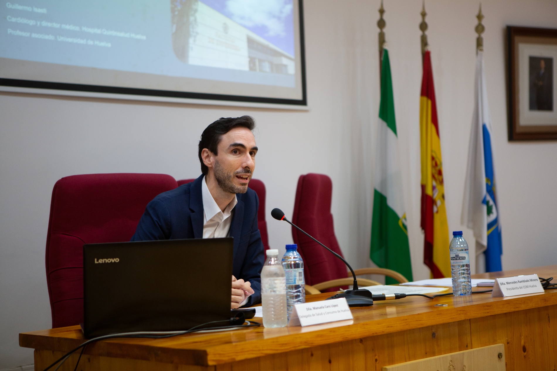 El doctor Guillermo Isatsi durante la conferencia en el Colegio de Médicos de Huelva