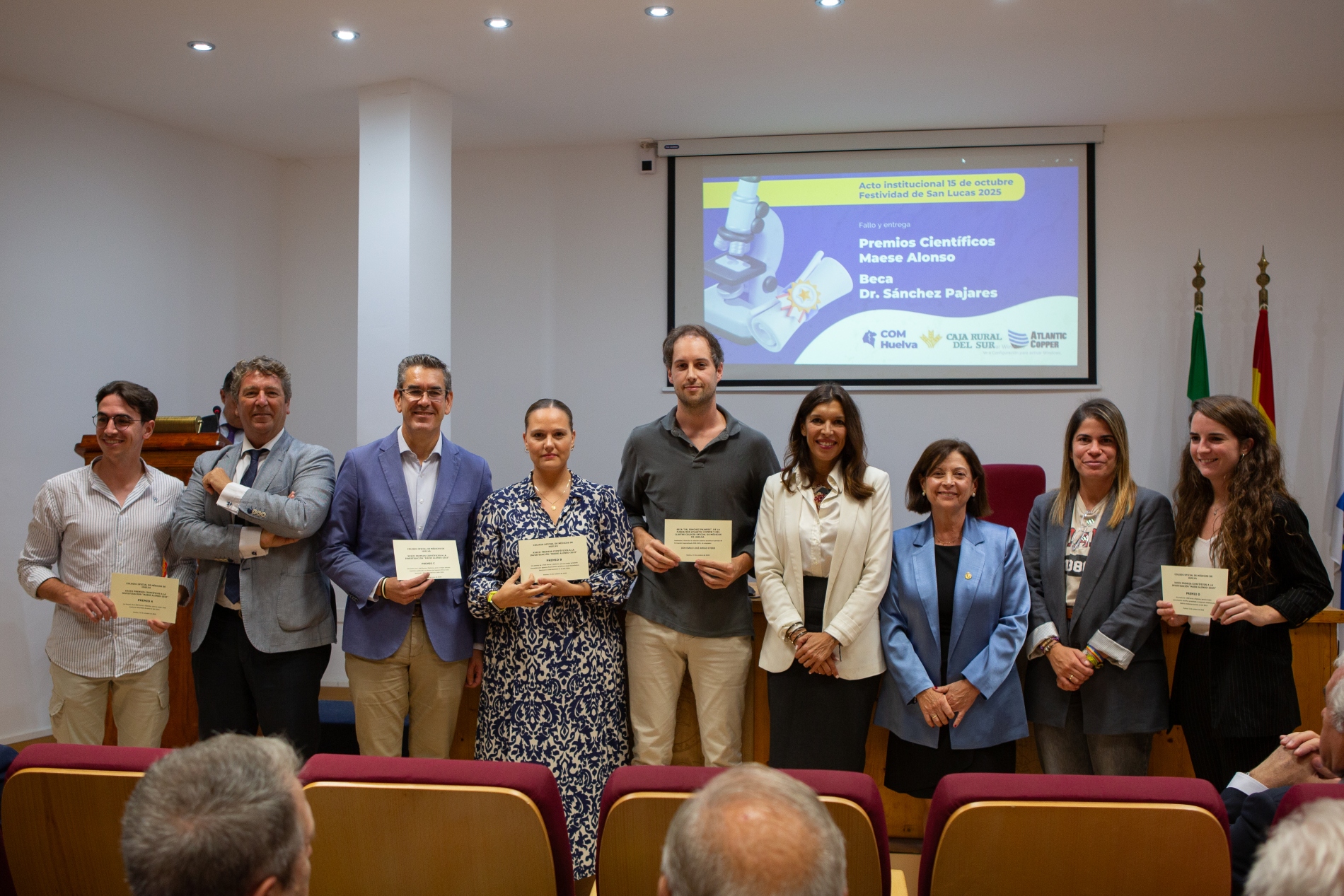 Todos los premiados en los Maese Alonso y beca Sánchez Pajares, los representantes de Caja Rural del Sur y Atlantic Copper y la presidenta del Colegio de Médicos de Huelva.