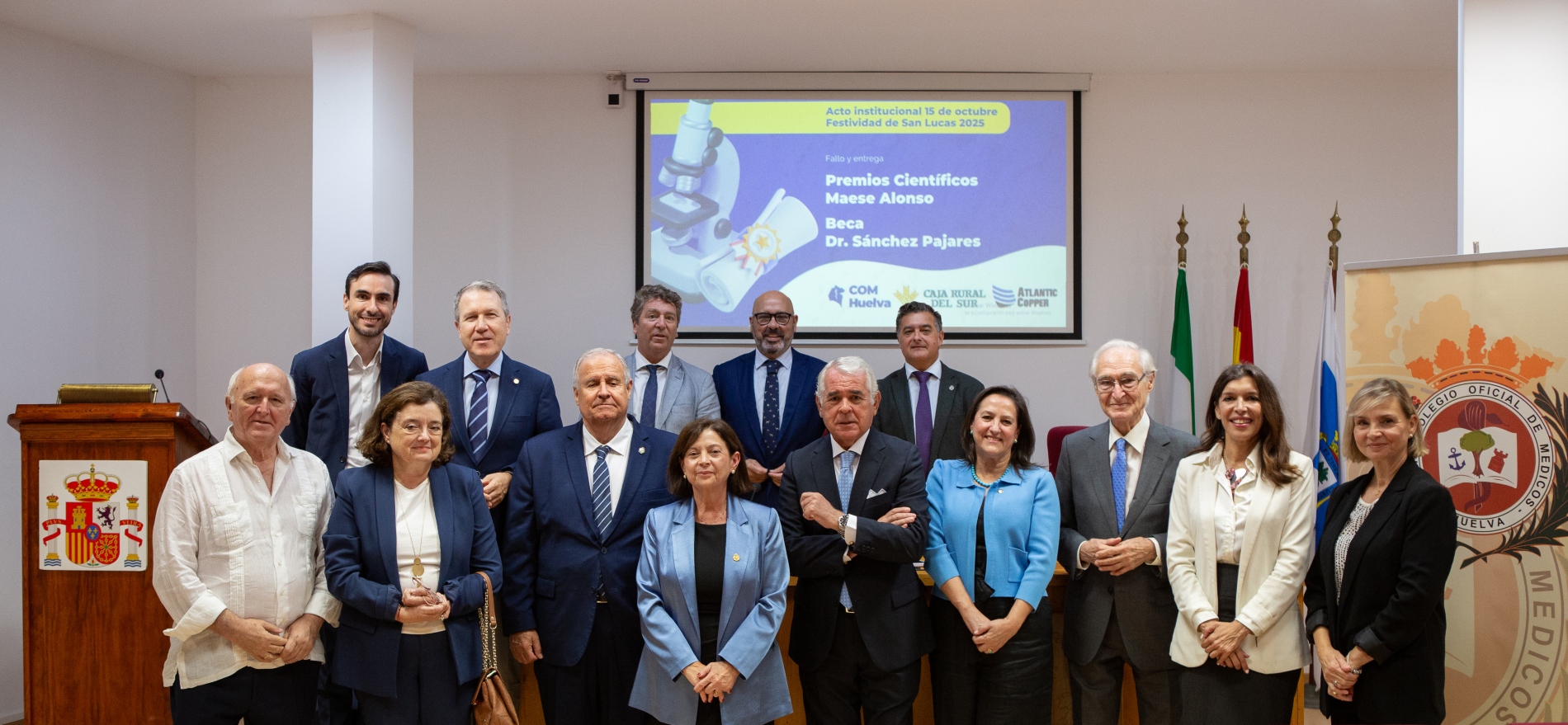 Los presidentes de los colegios de médicos de Málaga, Córdoba, Granada, Almería, Jaén y Huelva, el conferenciante Guillermo Isasti, miembros de la Junta directiva del Colegio de Huelva, ex. presidentes del colegio onubense y representantes de Atlantic Copper y de Caja Rural del Sur.