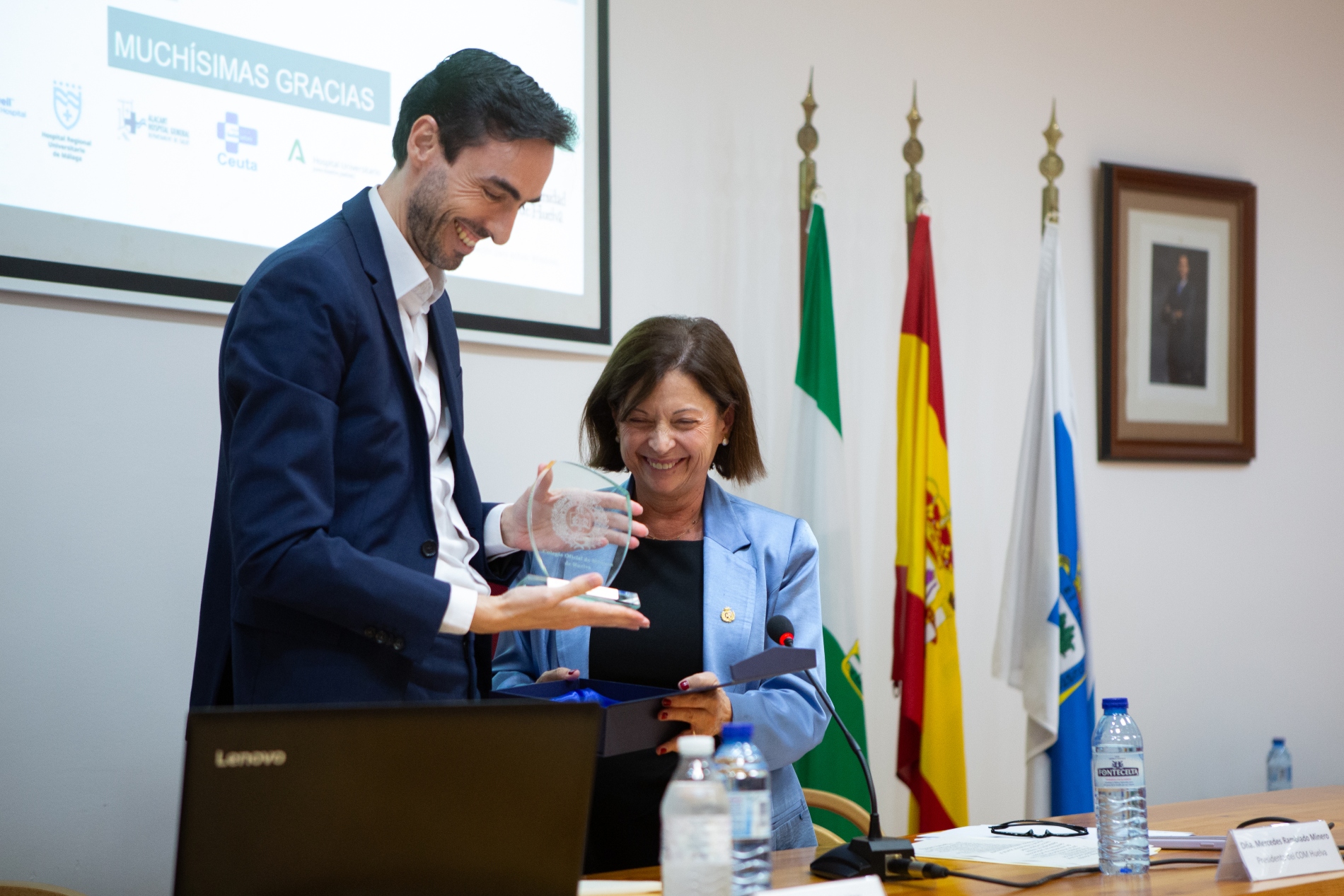 Guillermo Isatsi recibe un  reconocimiento por su charla de manos de la presidenta del Colegio de Médicos de Huelva, Mercedes Ramblado