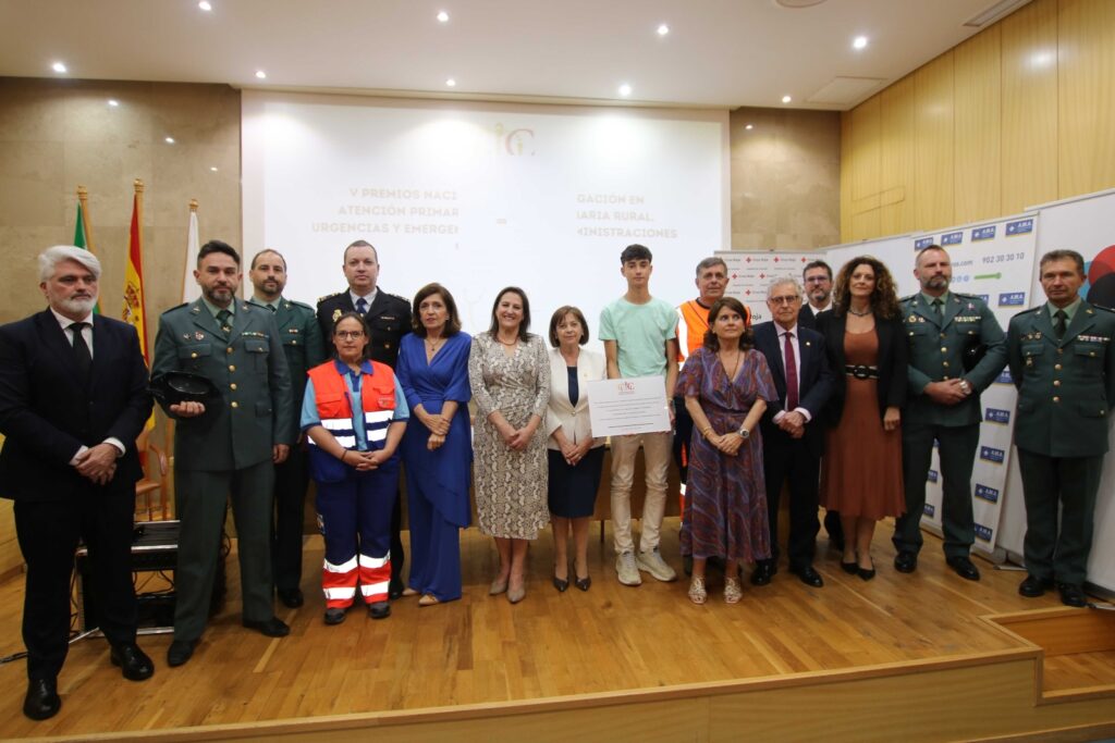 Foto de familia en la entrega del reconocimiento del Colegio de Médicos de Huelva al pueblo de Adamuz. 