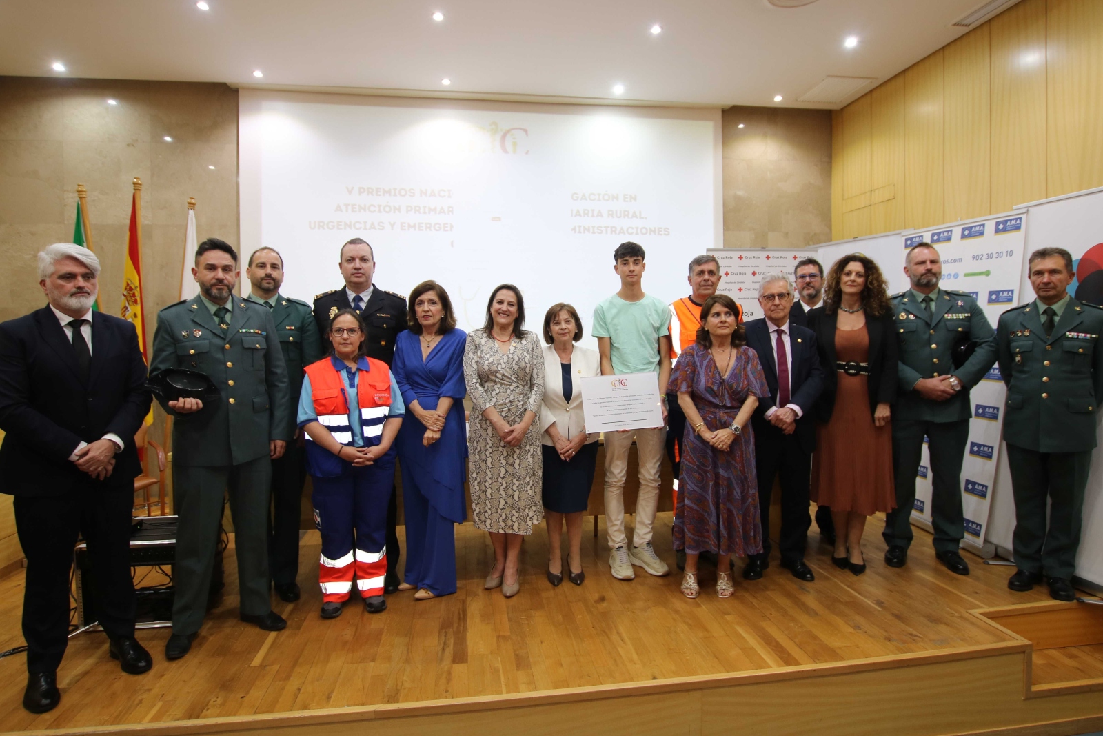 foto de familia de la entrega del reconocimiento del Colegio de Médicos de Huelva al pueblo de Adamuz